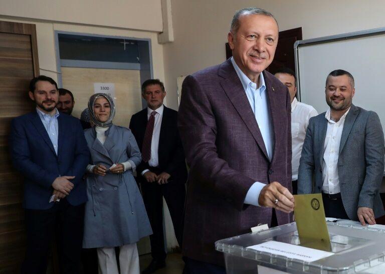 خبرنگاران اردوغان پیروزی نامزد رقیب در انتخابات شهرداری استانبول را تبریک گفت