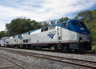 راه آهن آمریکایی از یک مسافر خواست نشان ضدترامپ خود را درآورد